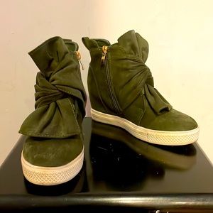 Hunter green twist bow wedge boots